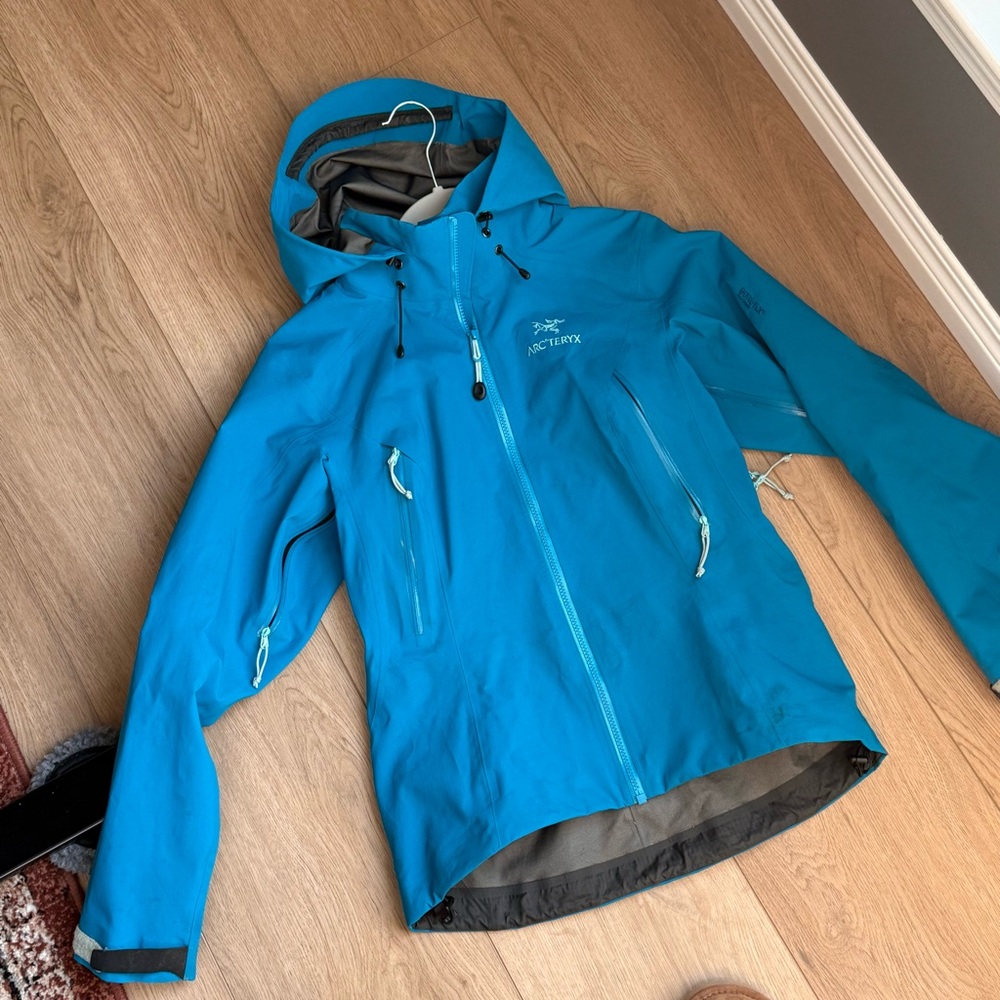 Women’s Arc’teryx beta AR goretex pro shell blue size small rain jacket coat